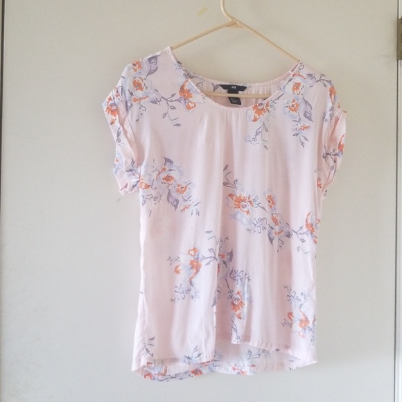 H&M Tops - H & M peach floral top size 4